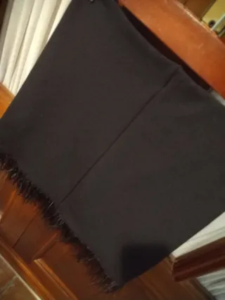 Falda negra corta recta con plumas