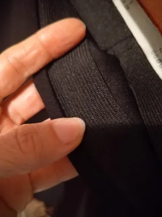 Falda negra corta recta con plumas