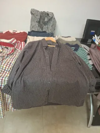 Consegna di abbigliamento da uomo taglia XL