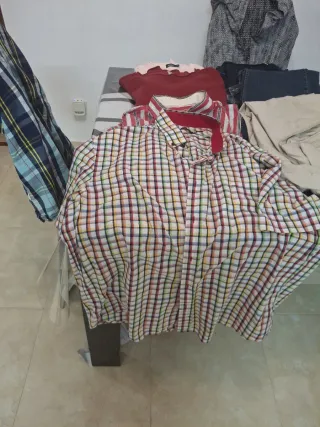 Consegna di abbigliamento da uomo taglia XL