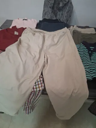 Consegna di abbigliamento da uomo taglia XL