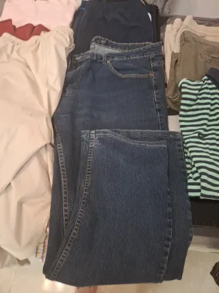 Consegna di abbigliamento da uomo taglia XL