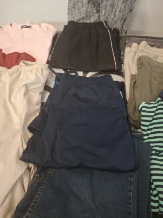 Consegna di abbigliamento da uomo taglia XL