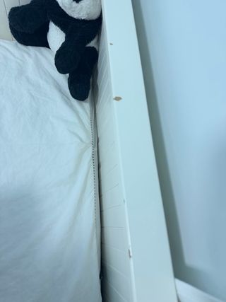 Cama blanca con cajones.