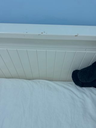 Cama blanca con cajones.