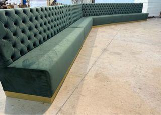 Banco esquinero terciopelo verde y dorado