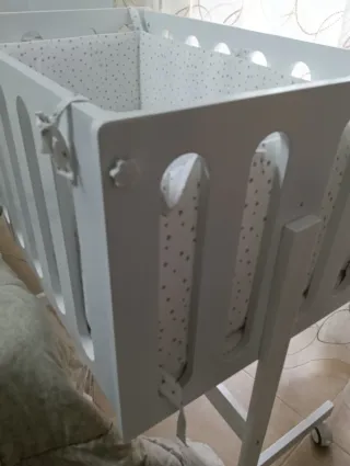 Minicuna blanca con protectores y edredón