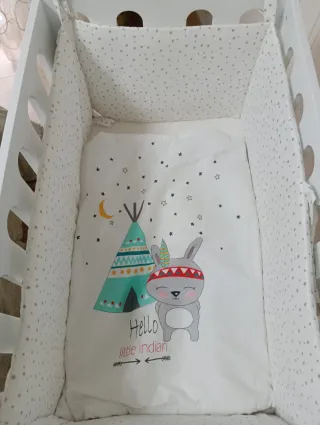 Minicuna blanca con protectores y edredón