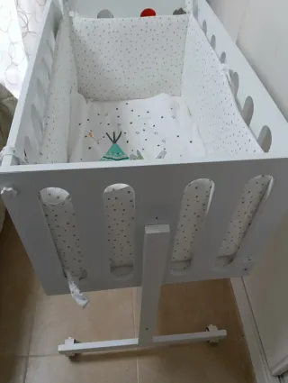 Minicuna blanca con protectores y edredón