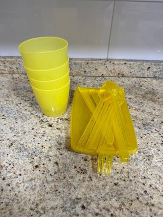 Jarra de plástico transparente y amarilla