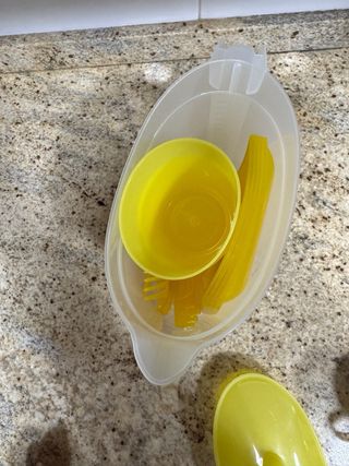 Jarra de plástico transparente y amarilla