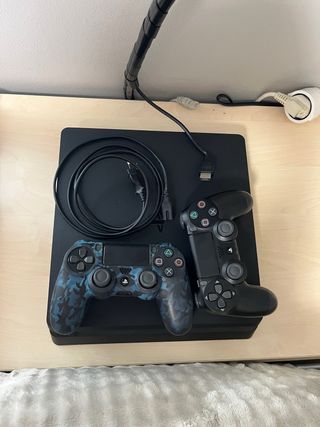 PS4 (PlayStation 4) con 2 mandos y FIFA20
