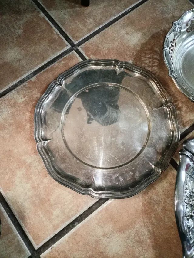 Tres bandejas plateadas decoradas