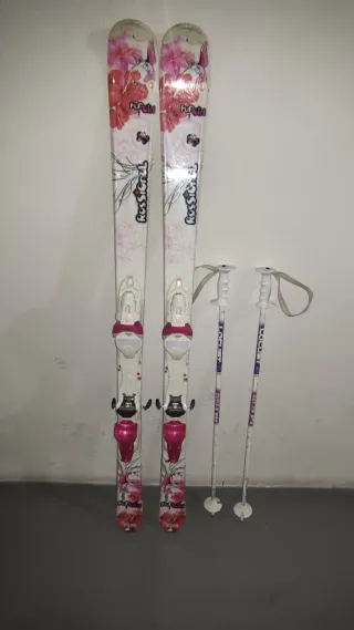 Esquís Rossignol Fun Girl con bastones incluidos.