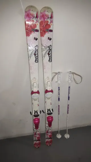 Esquís Rossignol Fun Girl con bastones incluidos.