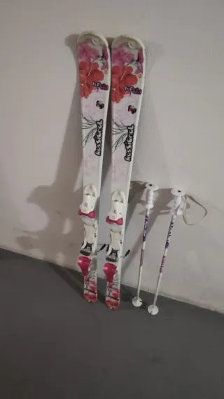Esquís Rossignol Fun Girl con bastones incluidos.