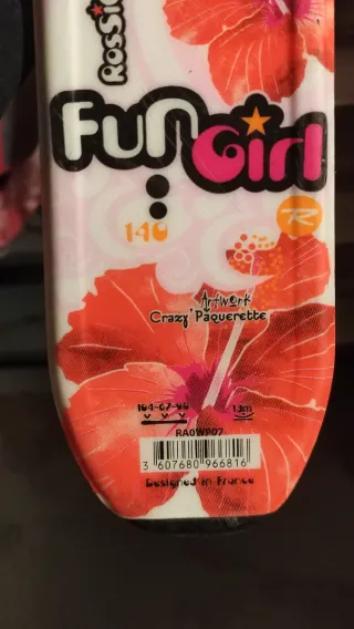 Esquís Rossignol Fun Girl con bastones incluidos.
