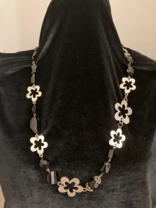 Collar vintage flores plateadas y negras