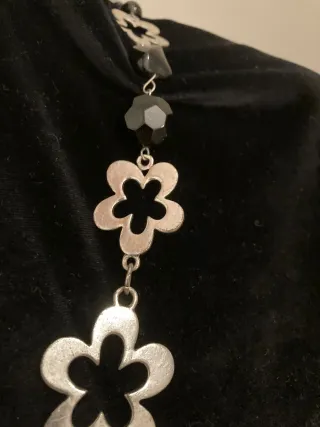 Collar vintage flores plateadas y negras