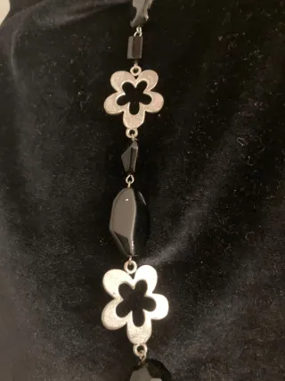 Collar vintage flores plateadas y negras