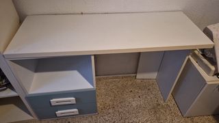 Scrivania bianca e blu con cassetti