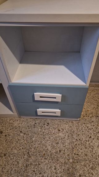 Scrivania bianca e blu con cassetti