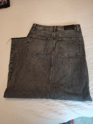 Falda vaquera midi Stradivarius gris