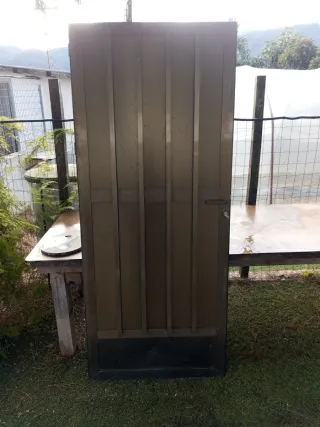 Puerta aluminio 85x210 con marco y llaves.