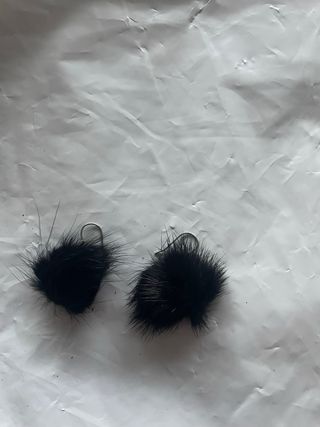 Pendientes pompón negros