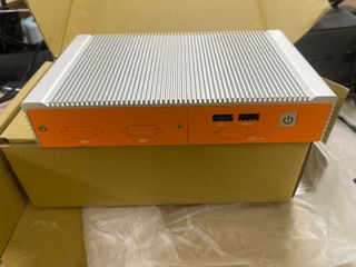 PC Industrial OnLogic SPKT-HX310-WiFi Fanless