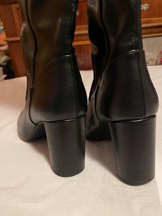 Stivali neri al ginocchio con tacco