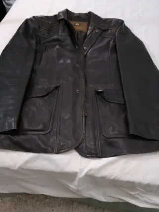 Chaqueta de piel negra