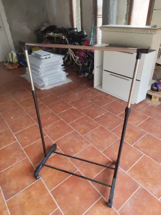 4 Percheros Metálicos, diferentes tamaños