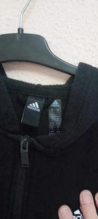Chaqueta Adidas con capucha
