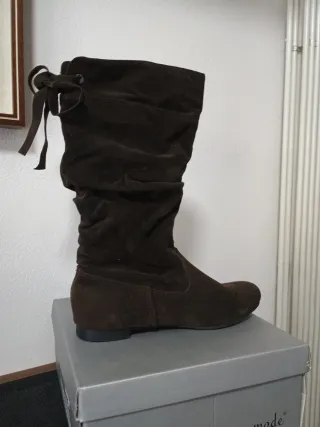 Stivali marroni bassi con fiocco