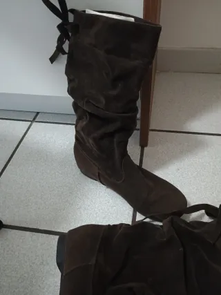 Stivali marroni bassi con fiocco