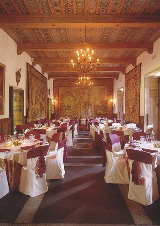 Silla catering modelo Garrotxa en color blanco