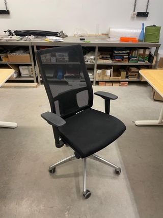 Silla de oficina ergonómica negra