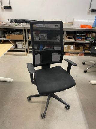Silla de oficina ergonómica negra