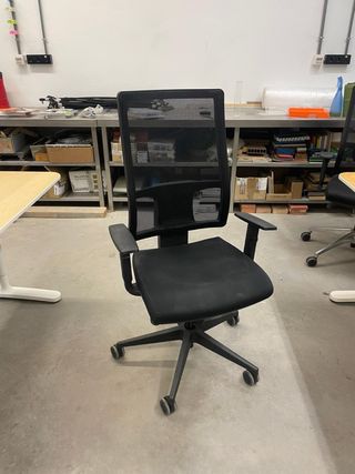 Silla de oficina ergonómica negra