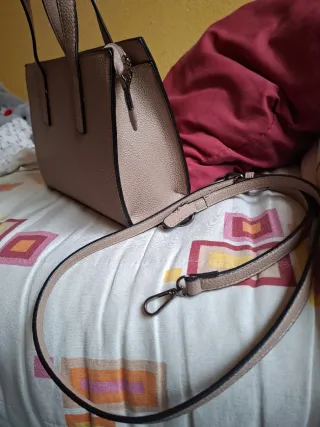 Bolso de mano beige y dorado