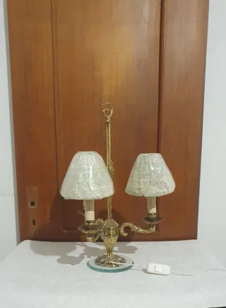 Lampada da tavolo in metallo dorato