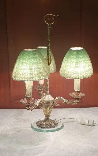 Lampada da tavolo in metallo dorato