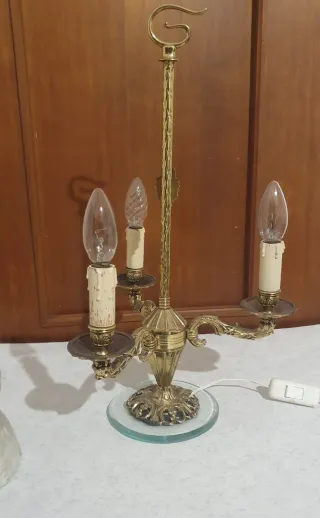 Lampada da tavolo in metallo dorato