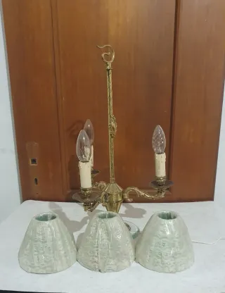 Lampada da tavolo in metallo dorato