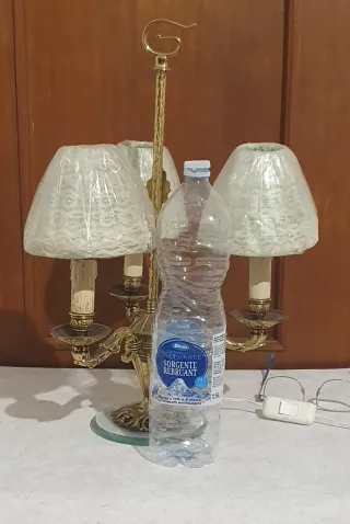 Lampada da tavolo in metallo dorato