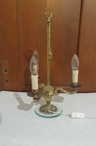 Lampada da tavolo in metallo dorato