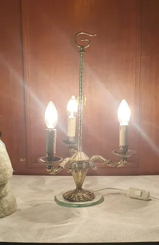 Lampada da tavolo in metallo dorato