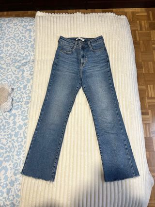 Pantalón vaquero campana Zara