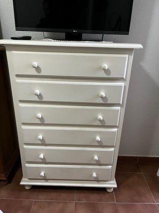 Cómoda blanca de madera